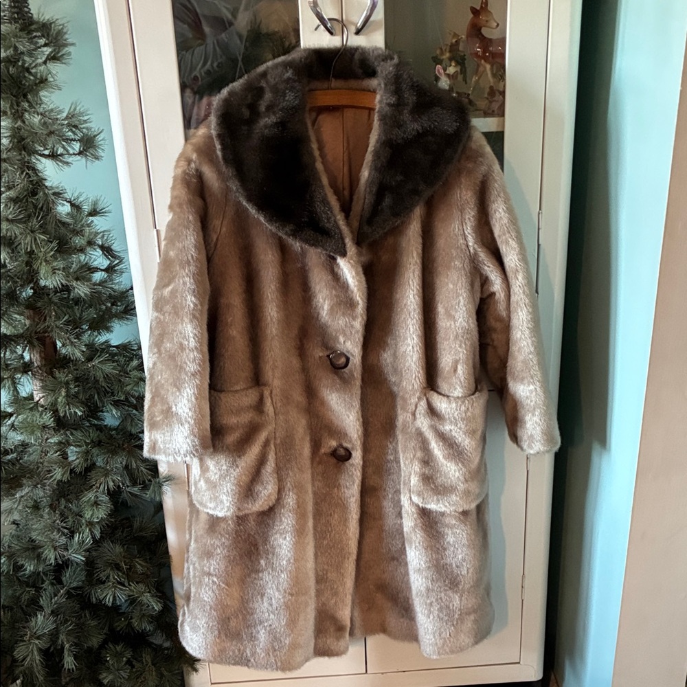 Vintage Faux Fur Coat with Dark Collar euc Warm